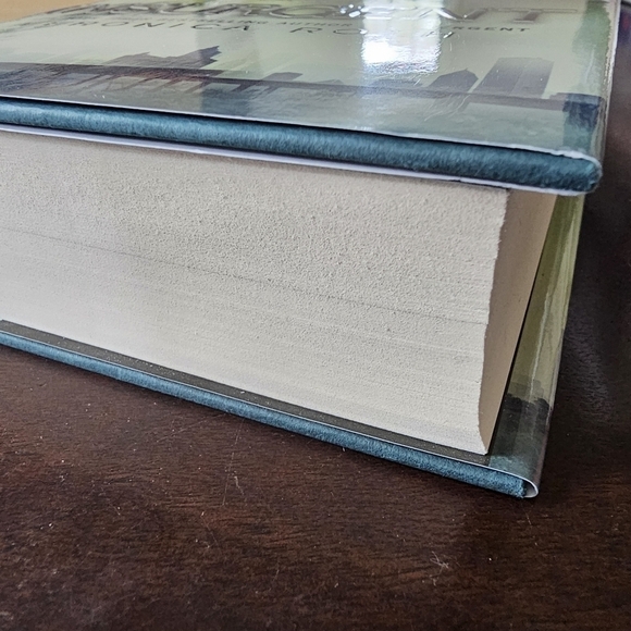 Insurgent Hardcover Book, Book 2 in the Divergent Series, Veronica Roth - Picture 6 of 8